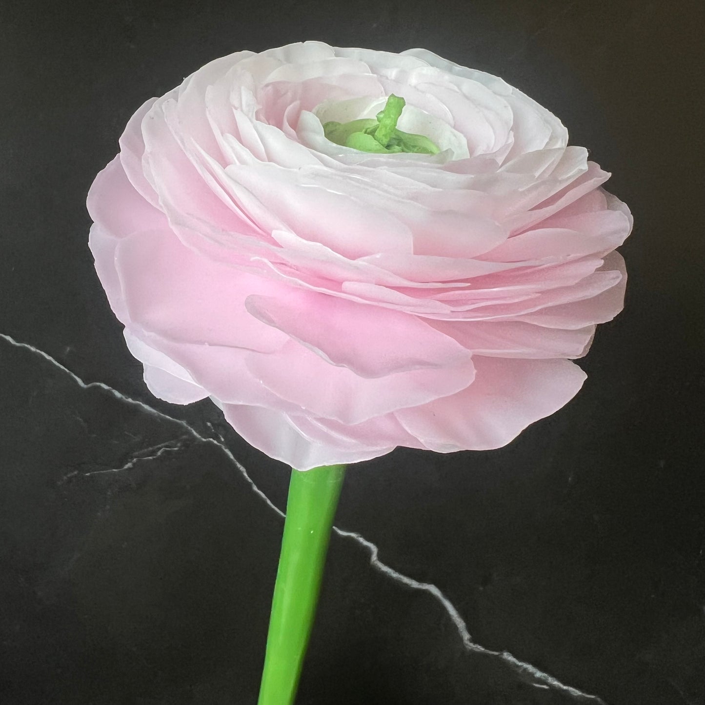 Ranunkel-Designkerze – Handgefertigte Blumenkerze