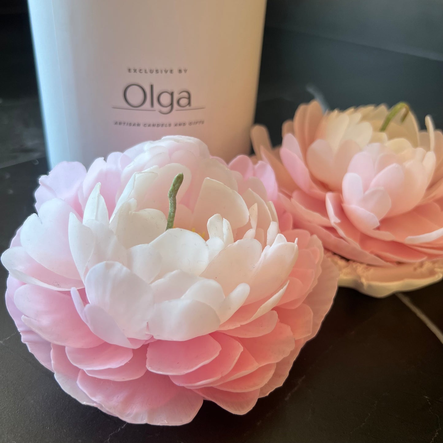 Signature Peony-Kerze Pink - Weiß