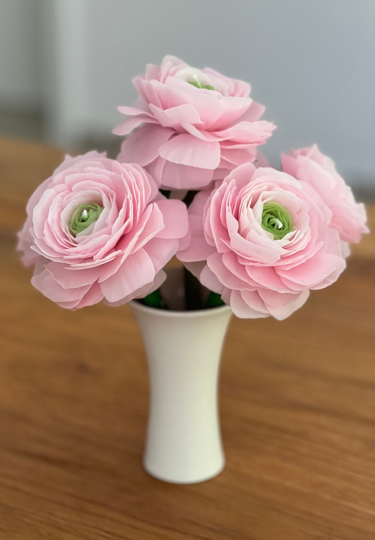Ranunkel-Designkerze – Handgefertigte Blumenkerze